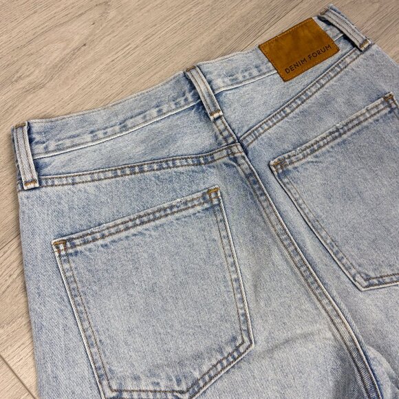 Aritzia Denim Forum Farrah Wide Leg Raw Hem Jeans Light Wash Size 27 - Picture 8 of 8